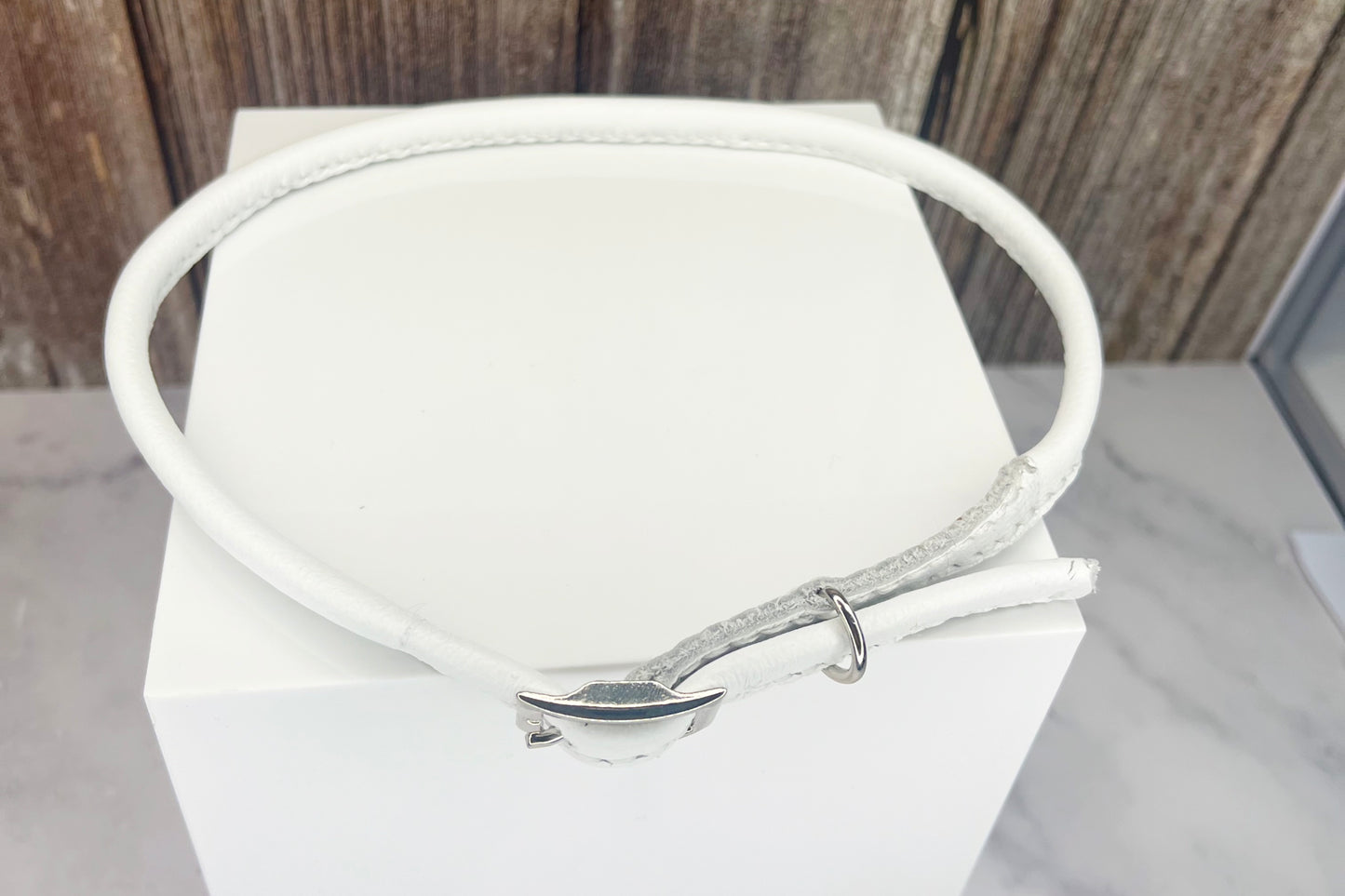 Thin White Rolled Collar